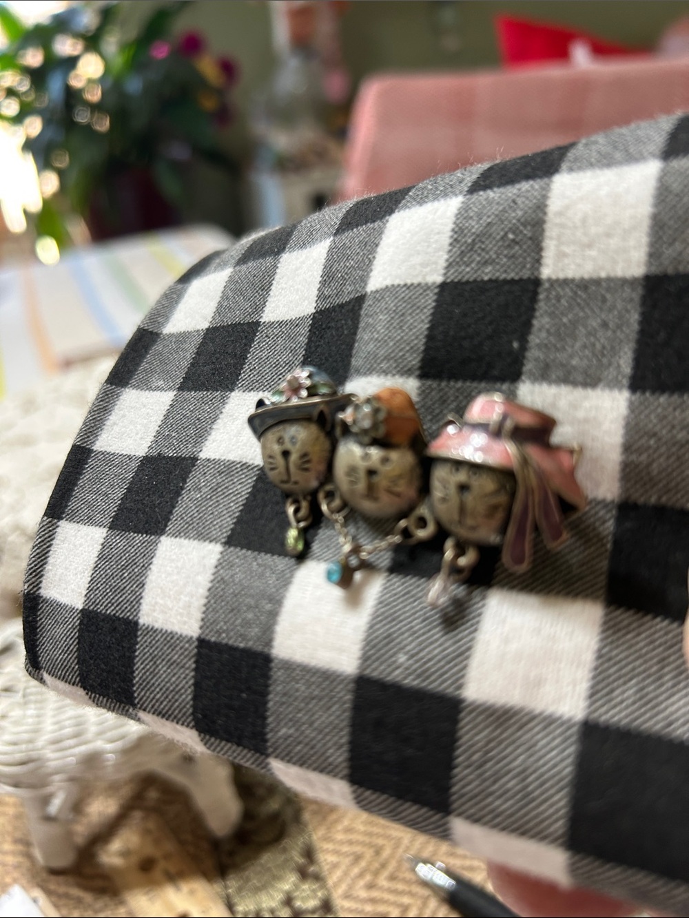 Vintage AJMC Three Felines Sitting Side By Side Brooch Adorned With Crystals - Picture 3 of 8